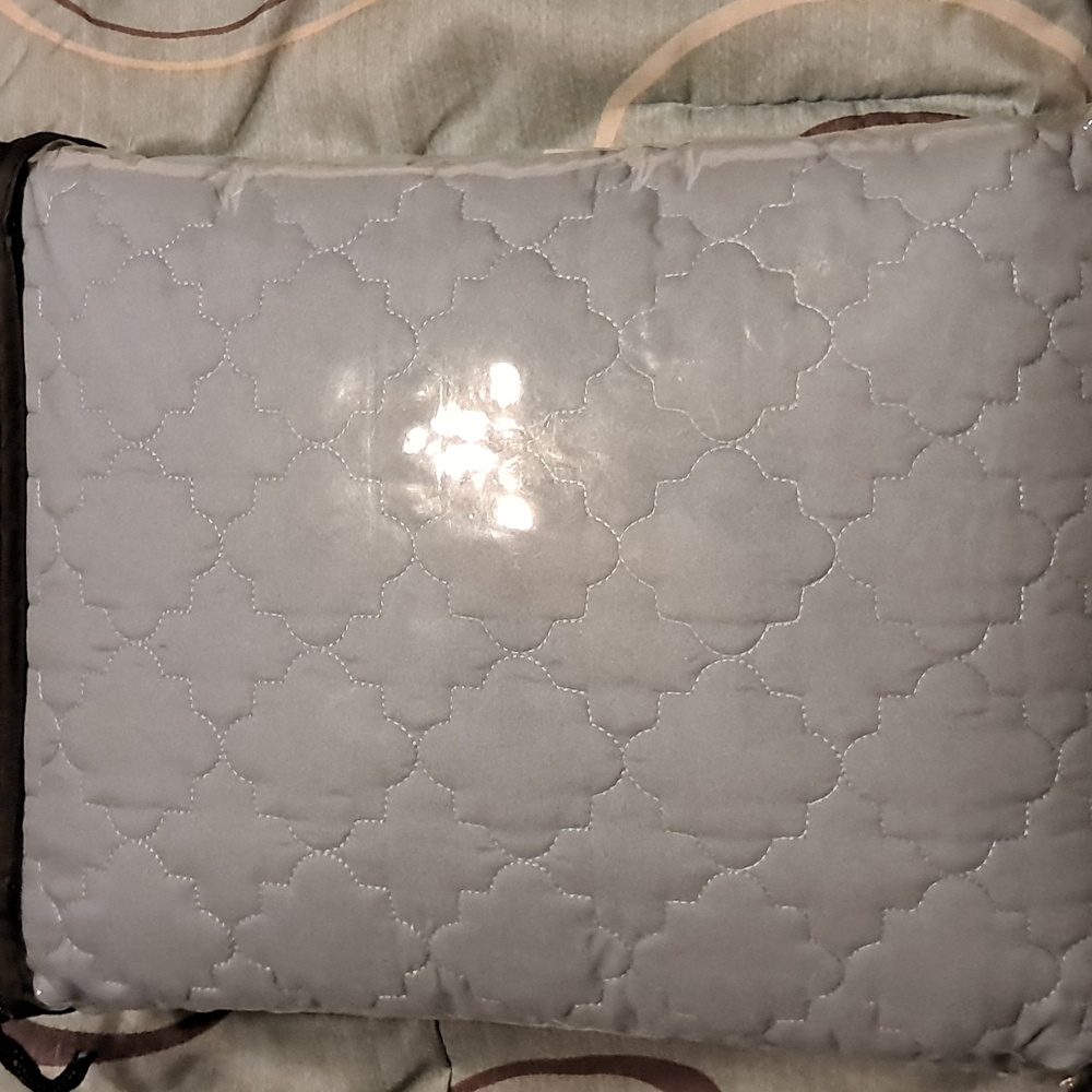 Queen bedspread - Picture 2 of 3